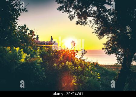 Bella piccola chiesa croata nel villaggio di Brsec, la Chiesa di San Maria Maddalena su una scogliera sopra il mare in Istria, Croazia all'alba Foto Stock