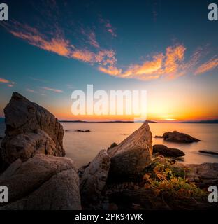 Tramonto sulla spiaggia sabbiosa del villaggio di Ouranoupoli vicino a Salonicco, Grecia Foto Stock