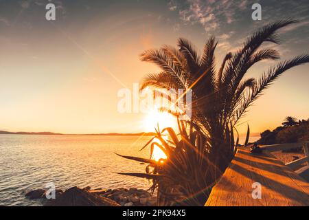 Tramonto sulla spiaggia sabbiosa del villaggio di Ouranoupoli vicino a Salonicco, Grecia Foto Stock