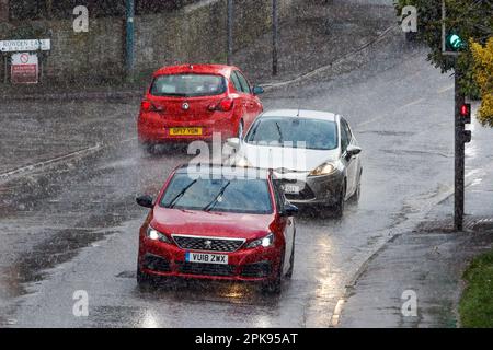 Chippenham, Wiltshire, Regno Unito. 6th aprile 2023. Gli autisti vengono raffigurati in Chippenham, con forti piogge, mentre le docce attraversano l'Inghilterra meridionale. Credit: Lynchpics/Alamy Live News Foto Stock