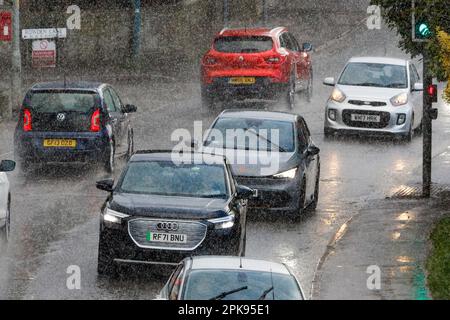 Chippenham, Wiltshire, Regno Unito. 6th aprile 2023. Gli autisti vengono raffigurati in Chippenham, con forti piogge, mentre le docce attraversano l'Inghilterra meridionale. Credit: Lynchpics/Alamy Live News Foto Stock