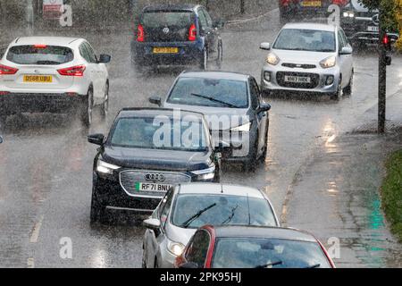 Chippenham, Wiltshire, Regno Unito. 6th aprile 2023. Gli autisti vengono raffigurati in Chippenham, con forti piogge, mentre le docce attraversano l'Inghilterra meridionale. Credit: Lynchpics/Alamy Live News Foto Stock