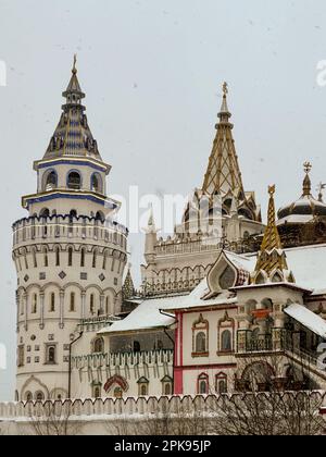 Il Cremlino di Izmailovsky, famoso per il suo mercato di souvenir in una giornata invernale a Mosca, Russia. Foto Stock