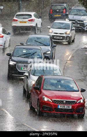 Chippenham, Wiltshire, Regno Unito. 6th aprile 2023. Gli autisti vengono raffigurati in Chippenham, con forti piogge, mentre le docce attraversano l'Inghilterra meridionale. Credit: Lynchpics/Alamy Live News Foto Stock