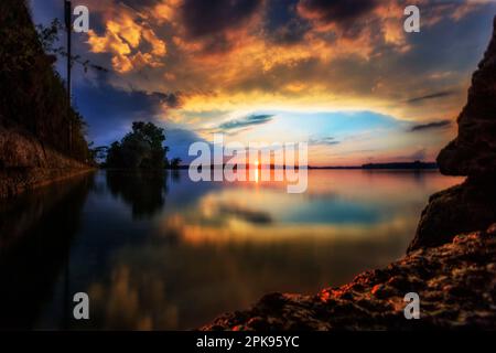 Vista sul lago Chiemsee in Baviera, vicino a Monaco di Baviera, splendido paesaggio girato sul lago al tramonto Foto Stock