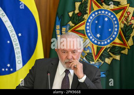 06/04/2023 - BRASILIA, COLAZIONE CON IL PRESIDENTE - il Presidente della Repubblica, Luiz Inacio Lula da Silva, partecipa alla colazione con i giornalisti, presso il Palazzo Planalto, giovedì 6th aprile. Foto: Mateus Bonomi/AGIF/Sipa USA Foto Stock