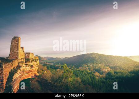 Il castello di Altdahn è la rovina di un castello di roccia medievale, Dahn, Germania Foto Stock