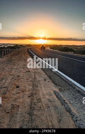 Alba su dune di sabbia e una strada delle dune. Parco Nazionale di Corralejo al mattino, Provincia di Las Palmas, Fuerteventura, Isole Canarie, Spagna Foto Stock