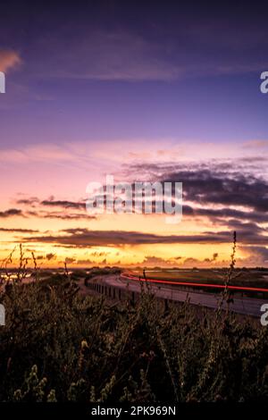 Alba sulle dune di sabbia e una strada delle dune. Auto a trazione leggera, Parco Nazionale Corralejo al mattino, Provincia di Las Palmas, Fuerteventura, Isole Canarie, Spagna Foto Stock