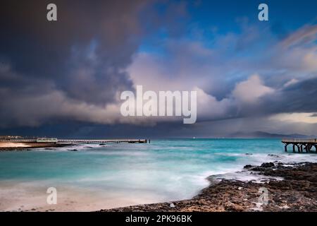 Bella mattina sulla spiaggia di sabbia. Lunga esposizione al mare. Alba lattea in foschia e nebbia. Corralejo, Isole Canarie, Spagna Foto Stock