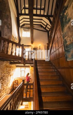 Inghilterra, Sussex orientale, Michelham Priory, scala interna Foto Stock