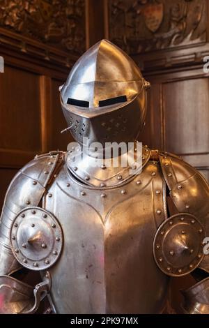 Inghilterra, Kent, Sevenoaks, Ightham Mote, 14th ° secolo Moated Manor House, vestito medievale di Armour Foto Stock