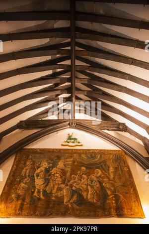 Inghilterra, Kent, Sevenoaks, Ightham Mote, 14th ° secolo Moated Manor House, vista interna della Grande Sala, travi a soffitto e arazzi Foto Stock