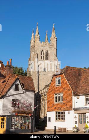 Inghilterra, Kent, Tenterden, High Street e St.Mildred's Church Foto Stock