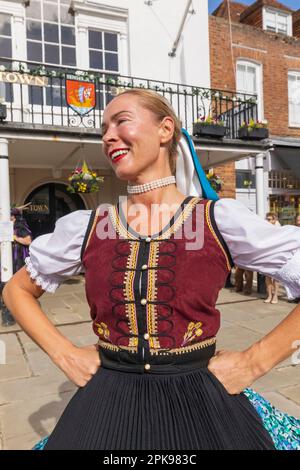 Inghilterra, Kent, Tenterden, Tenterden Annual Folk Festival, Danzatrice folcloristica slovena femminile in costume nazionale Foto Stock