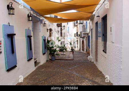 Su una strada stretta nel centro storico di Peniscola Foto Stock