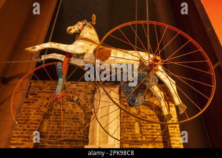 Inghilterra, Kent, Penshurst, Penshurst Place and Gardens, The Toy Museum, mostra del triciclo a cavallo francese d'epoca, noto anche come Velocipede del 1872 Foto Stock