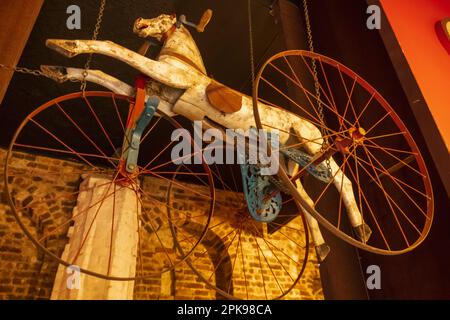 Inghilterra, Kent, Penshurst, Penshurst Place and Gardens, The Toy Museum, mostra del triciclo a cavallo francese d'epoca, noto anche come Velocipede del 1872 Foto Stock