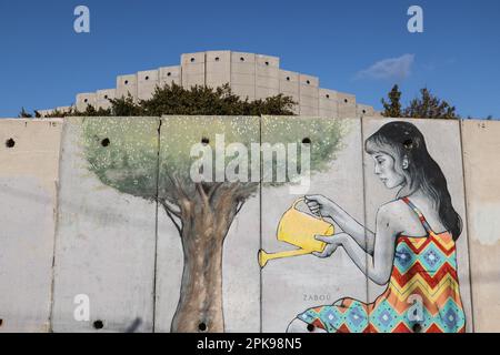 Shtula, Israele. 08th Apr, 2023. Una vista di un graffito sul muro di confine israelo-libanese, dopo che un razzo intercettato sparato dal Libano ha colpito il nord di Israele. Credit: Ilia Yefimovich/dpa/Alamy Live News Foto Stock