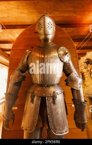 Inghilterra, Kent, Hever, Castello di Hever, mostra del vestito francese del 16th ° secolo di Armour Foto Stock