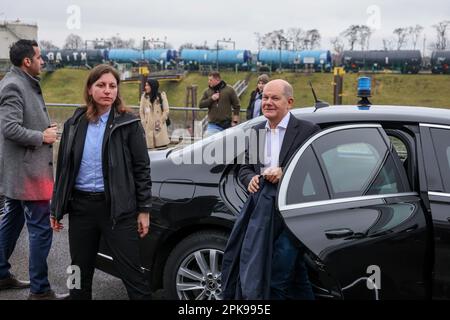 Duisburg, Renania settentrionale-Vestfalia, Germania - evento stampa: Il cancelliere tedesco OLAF Scholz visita Loeschzug 530 del Dipartimento dei Vigili del fuoco Volontariato di Duisburg presso la stazione dei vigili del fuoco 5 di Homberg. Insieme a un'unità antincendio del reparto antincendio professionale, la scuola antincendio è anche ospitata. Foto Stock