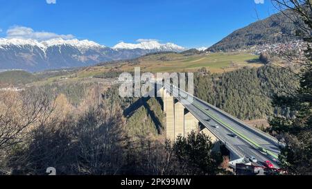 Vista dall'Europakapelle al Europabrücke, autostrada del Brennero, Inntal, Stubaital, Karwendel, Nordkette, Innsbruck, cielo blu, sole, montagne, Natura, attività, Schönberg im Stubaital, Tirolo, Austria Foto Stock