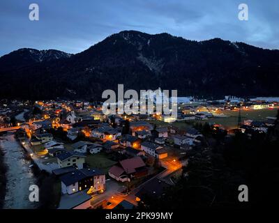 Vista dal Calvario a Scharnitz, crepuscolo, montagne, natura, attività, Karwendelgebirge, Parco Naturale di Karwendel, Tirolo, Hochplateau, Scharnitz, Tirolo, Austria Foto Stock