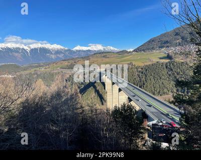 Vista dall'Europakapelle al Europabrücke, autostrada del Brennero, Inntal, Stubaital, Karwendel, Nordkette, Innsbruck, cielo blu, sole, montagne, Natura, attività, Schönberg im Stubaital, Tirolo, Austria Foto Stock