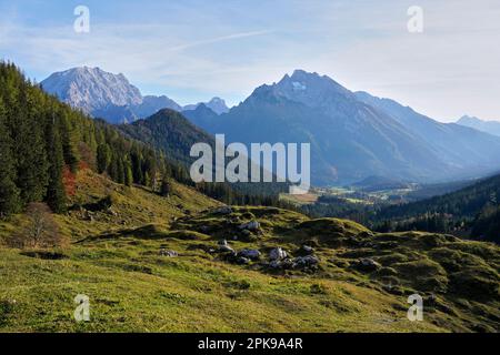 Germania, Baviera, alta Baviera, Berchtesgaden, Ramsau, Schwarzbachwacht, vista da Mordaualm a Watchmann e Hochkalter Foto Stock