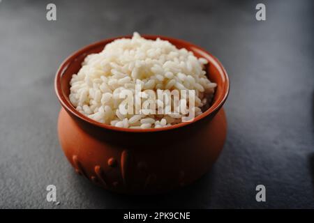 Kerala cotto riso bianco bollito servito in pentola di terra, fuoco selettivo Foto Stock