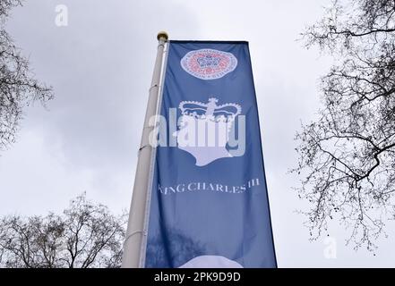 Londra, Regno Unito. 06th Apr, 2023. I banner per l'incoronazione di Re Carlo III sono stati installati a Russell Square, mentre i preparativi per l'incoronazione, che si svolge il 6th maggio, iniziano intorno a Londra. Credit: SOPA Images Limited/Alamy Live News Foto Stock