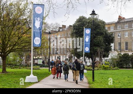 Londra, Regno Unito. 06th Apr, 2023. I banner per l'incoronazione di Re Carlo III sono stati installati a Russell Square, mentre i preparativi per l'incoronazione, che si svolge il 6th maggio, iniziano intorno a Londra. Credit: SOPA Images Limited/Alamy Live News Foto Stock