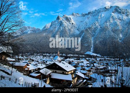 Vista della chiesa di St. Peter e Paul a Mittenwald, Werdenfelser Land, alta Baviera, Baviera, Germania meridionale, Germania, Europa, Monti Karwendel Foto Stock