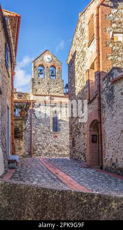 La chiesa parrocchiale di Saint Michel in Vives fu costruita in stile romanico nel XII secolo. Foto Stock