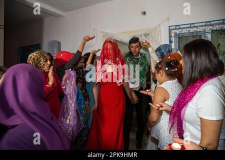 02.09.2017, Turchia, Aksaray, Boghazkeui - matrimonio in un villaggio in Anatolia: La sposa polacco-turca e sposo lasciare la casa in abito tradizionale, w Foto Stock