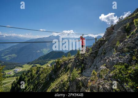 Speikboden, sabbia in Taufers, Provincia di Bolzano, Alto Adige, Italia. Un arrampicatore sulla via dello Speikboden via ferrata Foto Stock