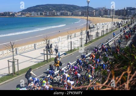 San Sebastian, Spagna. 05th Apr, 2023. Il principale pelotone che attraversa Playa de la Concha durante la 3rd° tappa del Paese Basco Itzulia 2023 tra Errenteria e Amasa-Villabona, il 05 aprile 2023, a San Sebastian, Spagna. (Foto di Alberto Brevers/Pacific Press/Sipa USA) Credit: Sipa USA/Alamy Live News Foto Stock