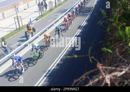 San Sebastian, Spagna. 05th Apr, 2023. Il principale pelotone che attraversa Playa de la Concha durante la 3rd° tappa del Paese Basco Itzulia 2023 tra Errenteria e Amasa-Villabona, il 05 aprile 2023, a San Sebastian, Spagna. (Foto di Alberto Brevers/Pacific Press/Sipa USA) Credit: Sipa USA/Alamy Live News Foto Stock