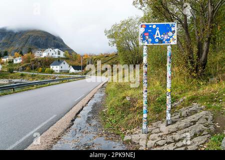 Norvegia, Lofoten, Moskenesoya, Europastraddr E10, cartello d'ingresso del villaggio ae i Lofoten, foto spot Foto Stock