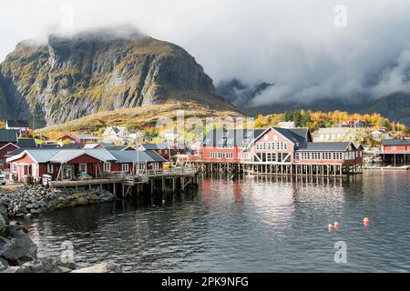 Norvegia, Lofoten, ae i Lofoten, tipiche capanne da pesca su palafitte, rorbuer Foto Stock