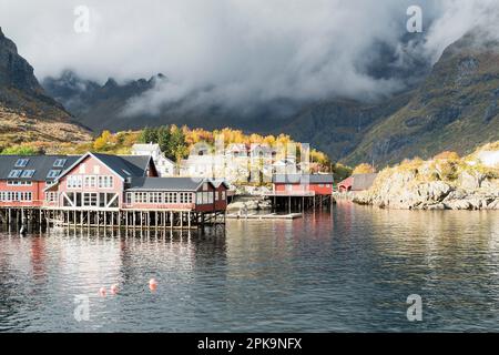 Norvegia, Lofoten, ae i Lofoten, tipiche capanne da pesca su palafitte, rorbuer Foto Stock