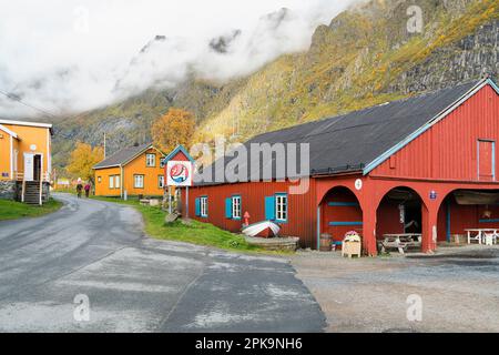 Norvegia, Lofoten, ae i Lofoten, Rorbuer (cabine dei pescatori), museo della pesca Foto Stock