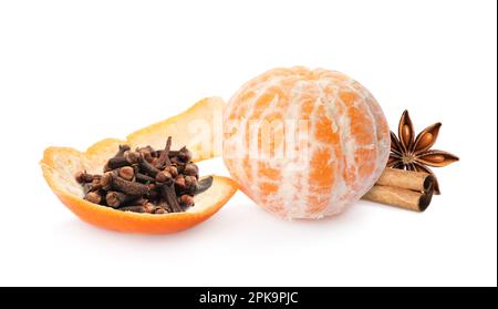 Mandarino fresco maturo, chiodi di garofano, anice e cannella su fondo bianco Foto Stock