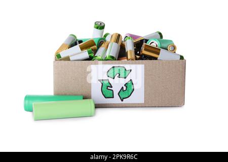 Batterie elettriche usate in scatola di cartone con simbolo di riciclaggio su sfondo bianco Foto Stock