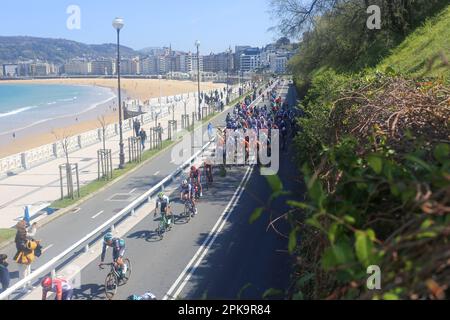 San Sebastian, Spagna. 05th Apr, 2023. Il principale pelotone che attraversa Playa de la Concha durante la 3rd° tappa del Paese Basco Itzulia 2023 tra Errenteria e Amasa-Villabona, il 05 aprile 2023, a San Sebastian, Spagna. (Foto di Alberto Brevers/Pacific Press/Sipa USA) Credit: Sipa USA/Alamy Live News Foto Stock