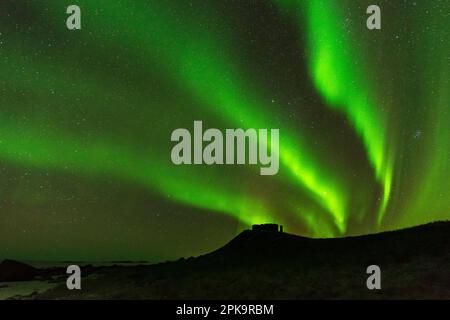 Norvegia, Lofoten, Vestvagoya, Eggum, aurora sull'Atlantico ed ex stazione radar Borga Foto Stock