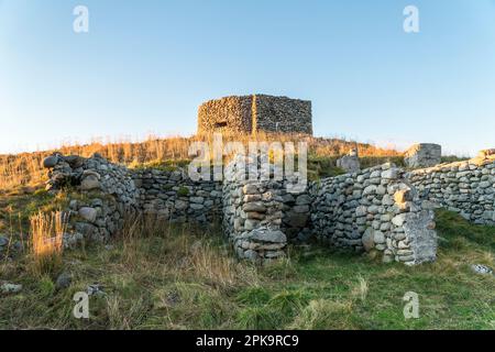 Norvegia, Lofoten, Vestvagoya, Eggum, costa, Sentiero escursionistico, ex stazione radar Borga Foto Stock