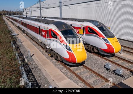 DONCASTER, REGNO UNITO - APRILE, 4 2023. Veduta aerea dei nuovi treni passeggeri Intercity Hitachi Azuma AT300 nella livrea LNER nel deposito di manutenzione di Doncaster Foto Stock