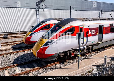 DONCASTER, REGNO UNITO - APRILE, 4 2023. Veduta aerea dei nuovi treni passeggeri Intercity Hitachi Azuma AT300 nella livrea LNER nel deposito di manutenzione di Doncaster Foto Stock