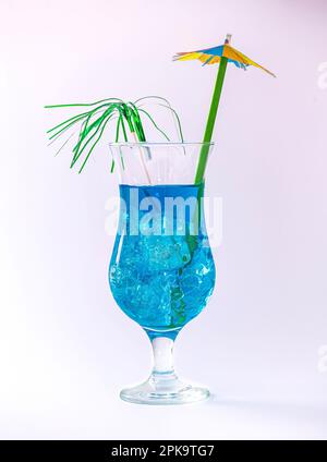 Cocktail blu isolato su sfondo bianco Foto Stock